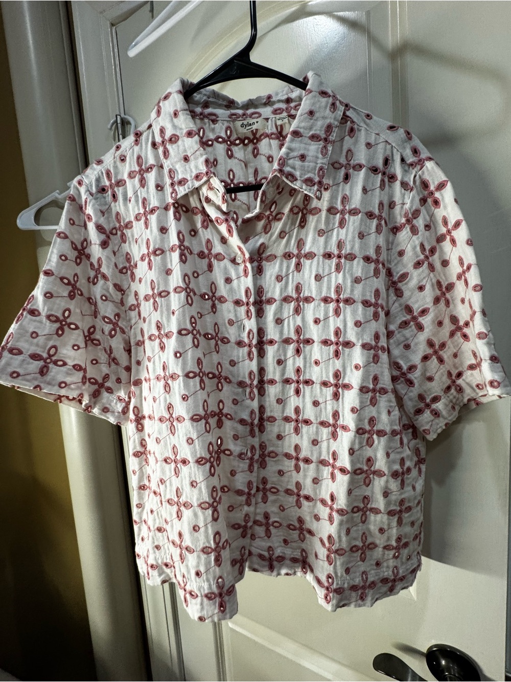 dylan White Short-Sleeve Button-Down Shirt with pink Chain Print
